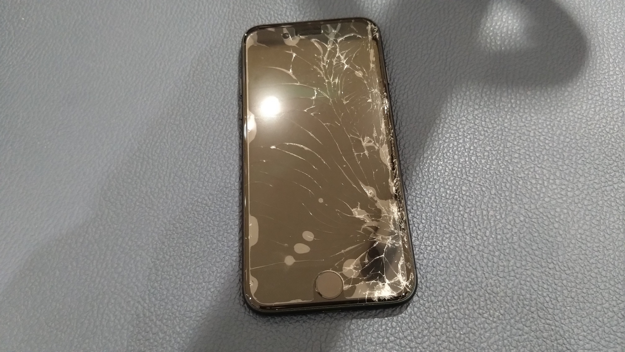 ガラス割れにより液晶が映らなくなってしまったiPhone11（アイフォン）画面交換を承りました！！